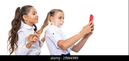 écoliers faisant selfie en classe. retour à l'école. filles enfants ayant le temps de selfie. amis de l'école blogeant et prenant selfie avec le téléphone. c Banque D'Images