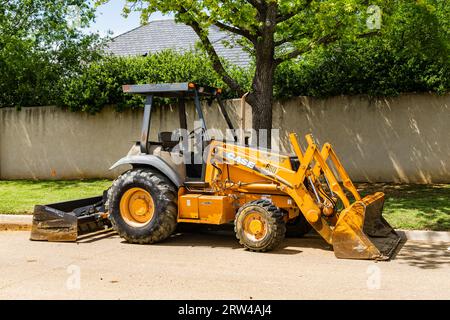 Dallas, États-Unis - 24 avril 2023 : Chargeuse-pelleteuse de tracteur case 580 Super M série II sur roues, vue latérale Banque D'Images