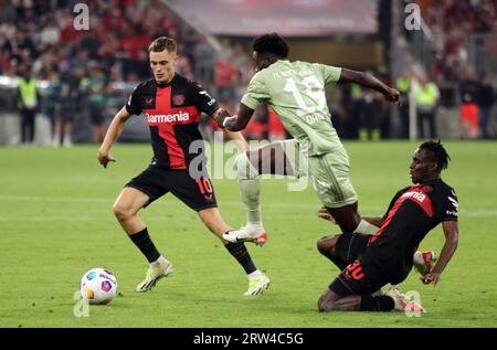 MUNICH, Allemagne. , . 19 Alphonso DAVIS vs 30 Jeremie FRIMPONG et 10 Florian WIRTZ lors du match de Bundesliga football entre le FC Bayern Muenchen et LE BAYER 04 LEVERKUSEN à l'Allianz Arena de Munich en 15. Septembre 2023, Allemagne. DFL, Fussball, 2:2, (photo et copyright @ ATP images/Arthur THILL (THILL Arthur/ATP/SPP) crédit : SPP Sport Press photo. /Alamy Live News Banque D'Images