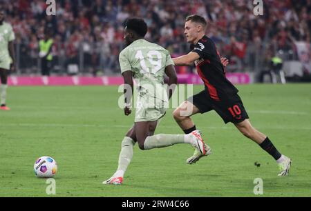 MUNICH, Allemagne. , . 19 Alphonso DAVIS vs 10 Florian WIRTZ lors du match de Bundesliga entre le FC Bayern Muenchen et LE BAYER 04 LEVERKUSEN à l'Allianz Arena de Munich en 15. Septembre 2023, Allemagne. DFL, Fussball, 2:2, (photo et copyright @ ATP images/Arthur THILL (THILL Arthur/ATP/SPP) crédit : SPP Sport Press photo. /Alamy Live News Banque D'Images
