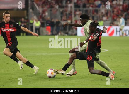 MUNICH, Allemagne. , . 19 Alphonso DAVIS vs 30 Jeremie FRIMPONG et 10 Florian WIRTZ lors du match de Bundesliga football entre le FC Bayern Muenchen et LE BAYER 04 LEVERKUSEN à l'Allianz Arena de Munich en 15. Septembre 2023, Allemagne. DFL, Fussball, 2:2, (photo et copyright @ ATP images/Arthur THILL (THILL Arthur/ATP/SPP) crédit : SPP Sport Press photo. /Alamy Live News Banque D'Images