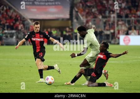 MUNICH, Allemagne. , . 19 Alphonso DAVIS vs 30 Jeremie FRIMPONG et 10 Florian WIRTZ lors du match de Bundesliga football entre le FC Bayern Muenchen et LE BAYER 04 LEVERKUSEN à l'Allianz Arena de Munich en 15. Septembre 2023, Allemagne. DFL, Fussball, 2:2, (photo et copyright @ ATP images/Arthur THILL (THILL Arthur/ATP/SPP) crédit : SPP Sport Press photo. /Alamy Live News Banque D'Images