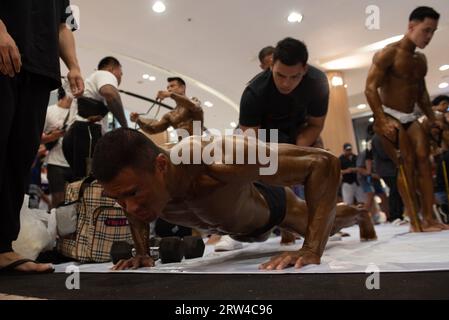 Bangkok, Thaïlande. 16 septembre 2023. Athlète de musculation Préparez votre corps avant de monter sur scène pour concourir aux Championnats de muscle et de physique de Thaïlande 2023 le 16 septembre 2023. Au Central Rama 2 Department Store, Bangkok, Thaïlande. (Image de crédit : © Teera Noisakran/Pacific Press via ZUMA Press Wire) USAGE ÉDITORIAL SEULEMENT! Non destiné à UN USAGE commercial ! Banque D'Images