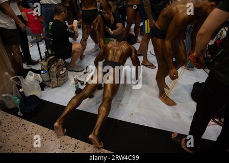 Bangkok, Thaïlande. 16 septembre 2023. Athlète de musculation Préparez votre corps avant de monter sur scène pour concourir aux Championnats de muscle et de physique de Thaïlande 2023 le 16 septembre 2023. Au Central Rama 2 Department Store, Bangkok, Thaïlande. (Image de crédit : © Teera Noisakran/Pacific Press via ZUMA Press Wire) USAGE ÉDITORIAL SEULEMENT! Non destiné à UN USAGE commercial ! Banque D'Images