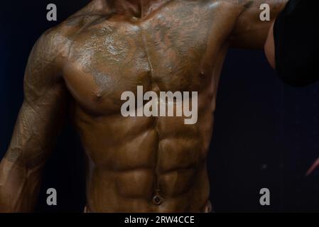 Bangkok, Thaïlande. 16 septembre 2023. L'assistant de l'athlète peint le bronzage sur le corps d'un athlète de culturisme, avant de monter sur scène pour concourir aux Championnats de muscle et de physique de Thaïlande 2023 le 16 septembre 2023. Au Central Rama 2 Department Store, Bangkok, Thaïlande. (Image de crédit : © Teera Noisakran/Pacific Press via ZUMA Press Wire) USAGE ÉDITORIAL SEULEMENT! Non destiné à UN USAGE commercial ! Banque D'Images