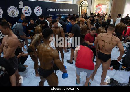 Bangkok, Thaïlande. 16 septembre 2023. L'assistant de l'athlète peint le bronzage sur le corps d'un athlète de culturisme, avant de monter sur scène pour concourir aux Championnats de muscle et de physique de Thaïlande 2023 le 16 septembre 2023. Au Central Rama 2 Department Store, Bangkok, Thaïlande. (Image de crédit : © Teera Noisakran/Pacific Press via ZUMA Press Wire) USAGE ÉDITORIAL SEULEMENT! Non destiné à UN USAGE commercial ! Banque D'Images