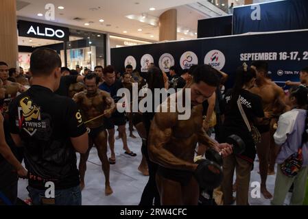 Bangkok, Thaïlande. 16 septembre 2023. Athlète de musculation Préparez votre corps avant de monter sur scène pour concourir aux Championnats de muscle et de physique de Thaïlande 2023 le 16 septembre 2023. Au Central Rama 2 Department Store, Bangkok, Thaïlande. (Image de crédit : © Teera Noisakran/Pacific Press via ZUMA Press Wire) USAGE ÉDITORIAL SEULEMENT! Non destiné à UN USAGE commercial ! Banque D'Images