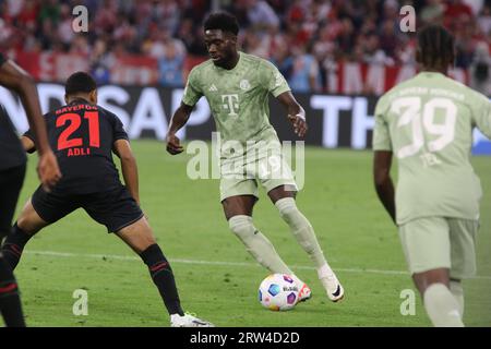 MUNICH, Allemagne. , . 19 Alphonso DAVIS vs 21 amine ADLI lors du match de Bundesliga entre le FC Bayern Muenchen et LE BAYER 04 LEVERKUSEN à l'Allianz Arena de Munich en 15. Septembre 2023, Allemagne. DFL, Fussball, 2:2, (photo et copyright @ ATP images/Arthur THILL (THILL Arthur/ATP/SPP) crédit : SPP Sport Press photo. /Alamy Live News Banque D'Images