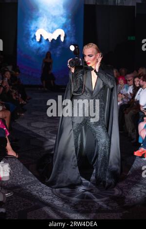 Elton Ilirjani marche au Malan Breton London Fashion week SS24 Runway Show à Londres, Engliand le 15 septembre 2023 (photo de David Warren /Sipa? USA) crédit : SIPA USA/Alamy Live News Banque D'Images