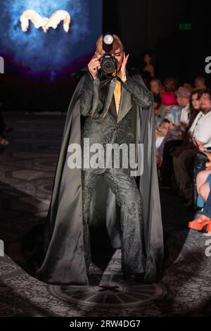 Elton Ilirjani marche au Malan Breton London Fashion week SS24 Runway Show à Londres, Engliand le 15 septembre 2023 (photo de David Warren /Sipa? USA) crédit : SIPA USA/Alamy Live News Banque D'Images