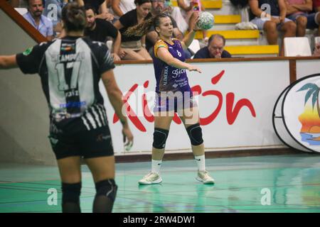 Gijon, Espagne. 16 septembre 2023. La joueuse de Motive.co Gijon Balonmano la Calzada, Lorena Zarco (6) avec le ballon lors de la 3e Journée de la Liga Guerrreras Iberdrola 2023-24 entre Motive.co Gijon Balonmano la Calzada et la Costa del sol Malaga, le 26 septembre 2023, dans le pavillon Arena, à Gijón, Espagne. (Photo Alberto Brevers/Pacific Press) crédit : Pacific Press Media production Corp./Alamy Live News Banque D'Images