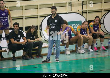 Gijon, Espagne. 16 septembre 2023. L'entraîneur de Motive.co Gijon Balonmano la Calzada, Mario Guillremo Algorri lors de la 3e Journée de la Liga Guerrreras Iberdrola 2023-24 entre Motive.co Gijon Balonmano la Calzada et Costa del sol Malaga, le 26 septembre 2023, dans le Pavillon Arena, à Gijón, Espagne. (Photo Alberto Brevers/Pacific Press) crédit : Pacific Press Media production Corp./Alamy Live News Banque D'Images