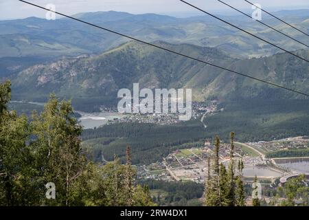 Gros plan d'une cabine de télésiège sur le fond des montagnes Banque D'Images