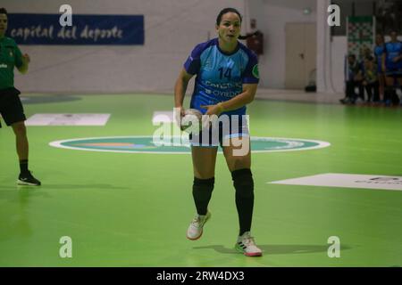 Gijon, Espagne. 16 septembre 2023. Le joueur de Motive.co Gijon Balonmano la Calzada, Rocio Rojas (57) avec le ballon lors de la 3e Journée de la Liga Guerrreras Iberdrola 2023-24 entre Motive.co Gijon Balonmano la Calzada et la Costa del sol Malaga, le 26 septembre 2023, dans le pavillon Arena, à Gijón, Espagne. (Photo Alberto Brevers/Pacific Press) crédit : Pacific Press Media production Corp./Alamy Live News Banque D'Images