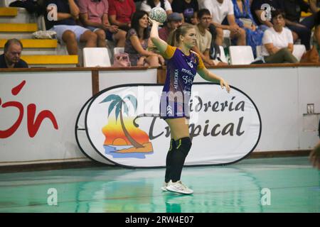 Gijon, Espagne. 16 septembre 2023. Le joueur de Motive.co Gijon Balonmano la Calzada, Dorottya Margit (66) avec le ballon lors de la 3e Journée de la Liga Guerrreras Iberdrola 2023-24 entre Motive.co Gijon Balonmano la Calzada et la Costa del sol Malaga, le 26 septembre 2023, dans le pavillon Arena, à Gijón, Espagne. (Photo Alberto Brevers/Pacific Press) crédit : Pacific Press Media production Corp./Alamy Live News Banque D'Images