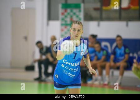 Oviedo, Asturies, Espagne. 16 septembre 2023. Oviedo, Espagne, le 16 septembre 2023 : la joueuse de Lobas Global ATAC Oviedo, Miriam Cortina (7) dribble le ballon lors de la 3e Journée de la Liga Guerreras Iberdrola 2023-24 entre Lobas Global ATAC Oviedo et Elda Prestigio, le 16 septembre 2023, au Florida Arena Municipal Sports Center, à Oviedo, Espagne. (Image de crédit : © Alberto Brevers/Pacific Press via ZUMA Press Wire) USAGE ÉDITORIAL SEULEMENT! Non destiné à UN USAGE commercial ! Crédit : ZUMA Press, Inc./Alamy Live News Banque D'Images