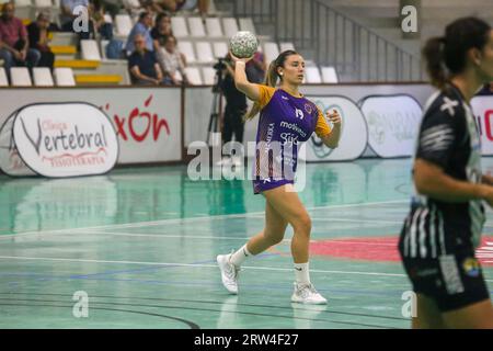 Gijon, Asturies, Espagne. 16 septembre 2023. Gijon, Espagne, 16 septembre 2023: la joueuse de Motive.co Gijon Balonmano la Calzada, Marta da Silva (19) avec le ballon lors de la 3e Journée de la Liga Guerrreras Iberdrola 2023-24 entre Motive.co Gijon Balonmano la Calzada et la Costa del sol Malaga, le 26 septembre 2023, au Pavillon Arena, à GijÃ³n, Espagne. (Image de crédit : © Alberto Brevers/Pacific Press via ZUMA Press Wire) USAGE ÉDITORIAL SEULEMENT! Non destiné à UN USAGE commercial ! Banque D'Images