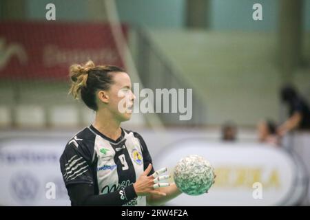 Gijon, Asturies, Espagne. 16 septembre 2023. Gijon, Espagne, le 16 septembre 2023 : la joueuse de Costa del sol Malaga, Sivlia Arderius (9) avec le ballon lors de la 3e Journée de la Liga Guerrreras Iberdrola 2023-24 entre Motive.co Gijon Balonmano la Calzada et Costa del sol Malaga, le 26 septembre 2023, au Pavillon Arena, à GijÃ³n, Espagne. (Image de crédit : © Alberto Brevers/Pacific Press via ZUMA Press Wire) USAGE ÉDITORIAL SEULEMENT! Non destiné à UN USAGE commercial ! Banque D'Images