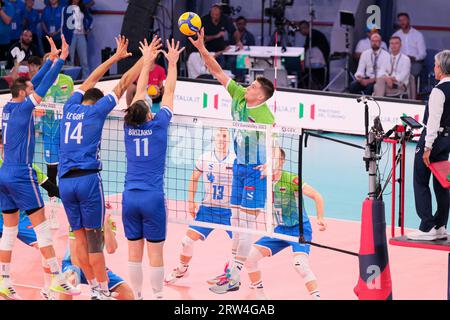 Rome, Italie. 16 septembre 2023. (De gauche à droite) Kevin Tillie, Nicolas le Goff, Antoine Arthur Fabien Brizar, de France, et Klemen Cebulj, de Slovénie, en action pendant le match entre la France et la Slovénie lors du match pour la médaille de bronze de la finale de l'Eurovolley 2023 hommes. L'équipe nationale slovène remporte le match pour la médaille de bronze contre la France avec un score de 2-3 crédit : SOPA Images Limited/Alamy Live News Banque D'Images