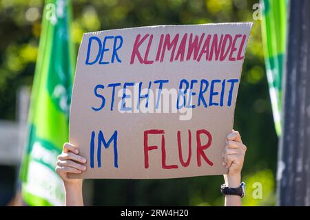 De nombreuses personnes se sont rassemblées sur l’Opernplatz à Francfort-sur-le-main devant l’Alte Oper le 15.09.2023. Le changement climatique est prêt dans le couloir Banque D'Images