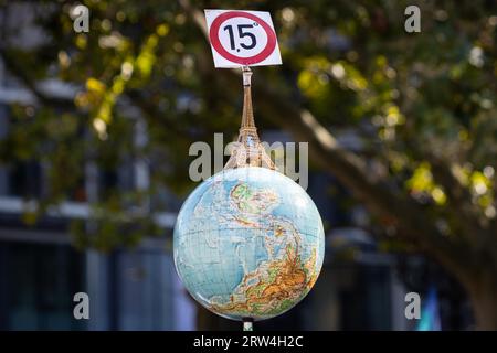 De nombreuses personnes se sont rassemblées sur l’Opernplatz à Francfort-sur-le-main devant l’Alte Oper le 15.09.2023. Une miniature de la Tour Eifel se dresse Banque D'Images