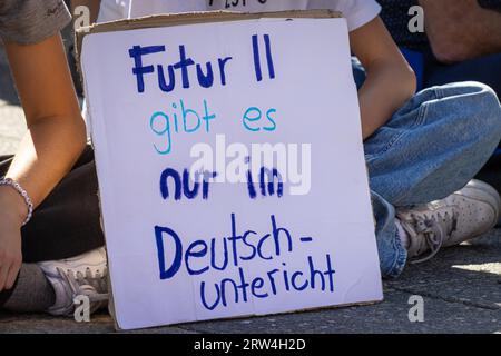 De nombreuses personnes se sont rassemblées sur l'Opernplatz à Francfort-sur-le-main devant l'Alte Oper le 15 septembre 2023. Un panneau dit que futur II existe seulement Banque D'Images