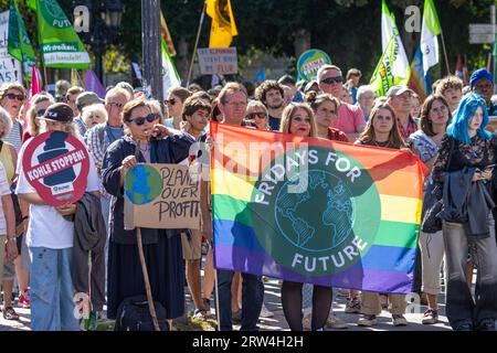 De nombreuses personnes se sont rassemblées à l'Opernplatz de Francfort-sur-le-main devant l'Alte Oper le 15.09.2023. Avec plus de 200 démonstrations et Banque D'Images