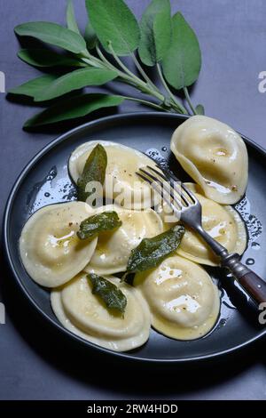 Tortellini au beurre de sauge, feuilles de sauge rôties Banque D'Images