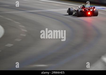 Singapour. 16 septembre 2023. Le pilote allemand Nico Hulkenberg de Haas court lors de la ronde de qualification du Grand Prix de Formule 1 de Singapour sur le circuit Marina Bay Street le 16 septembre 2023. Crédit : puis Chih Wey/Xinhua/Alamy Live News Banque D'Images