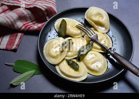 Tortellini au beurre de sauge, feuilles de sauge rôties Banque D'Images