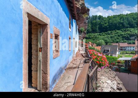 Demeures historiques de falaise, Maison des rochers, dans le quartier de Graufthal, Eschbourg, Alsace, France Banque D'Images