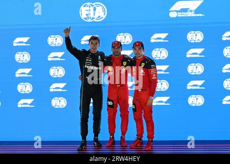 Singapour. 16 septembre 2023. Le pilote Ferrari Carlos Sainz (C) d'Espagne, le pilote Mercedes George Russell (L) de Grande-Bretagne et le pilote Ferrari Charles Leclerc de Monaco posent pour des photos après la manche de qualification du Grand Prix de Formule 1 de Singapour sur le circuit Marina Bay Street le 16 septembre 2023. Crédit : puis Chih Wey/Xinhua/Alamy Live News Banque D'Images
