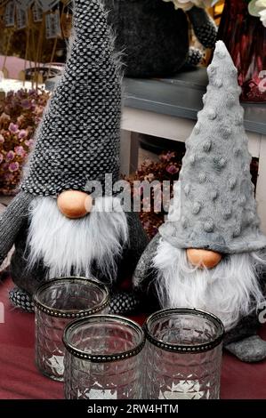 Nains avec de longues barbes et d'énormes chapeaux en laine dans un centre de jardinage, Allgaeu, Bavière, Allemagne Banque D'Images