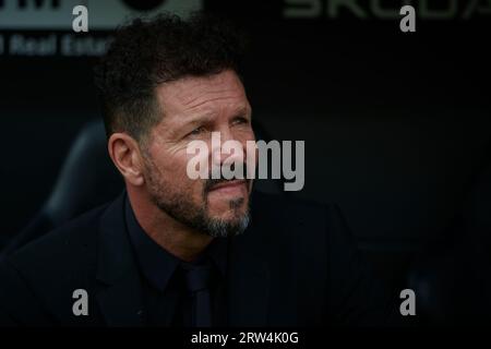 Valencia, Espagne. 16 septembre 2023. Diego Simeone, entraîneur de l'Atletico de Madrid, est vu lors d'un match de football espagnol de la Liga entre Valence et l'Atletico Madrid à Valence, Espagne, le 16 septembre 2023. Crédit : Str/Xinhua/Alamy Live News Banque D'Images