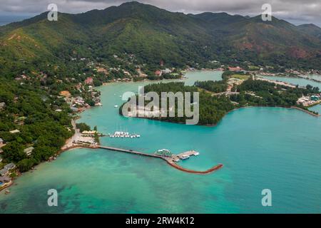 Vue aérienne de Baie Sainte Anne avec le port de Praslin, Seychelles Banque D'Images