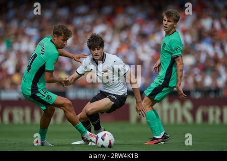 Valencia, Espagne. 16 septembre 2023. Marcos Llorente (L) de l’Atletico de Madrid affronte Javi Guerra (C) de Valence lors de leur match de football espagnol de la Liga à Valence, Espagne, le 16 septembre 2023. Crédit : Str/Xinhua/Alamy Live News Banque D'Images