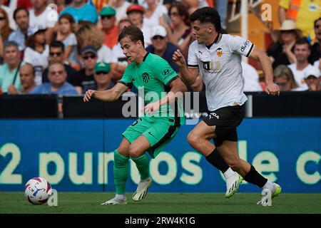 Valencia, Espagne. 16 septembre 2023. Rodrigo Riquelme (L) de l'Atletico de Madrid défie Fran Perez de Valence lors de leur match de football espagnol de la Liga à Valence, Espagne, le 16 septembre 2023. Crédit : Str/Xinhua/Alamy Live News Banque D'Images