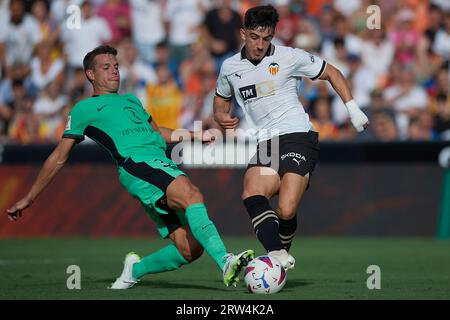 Valencia, Espagne. 16 septembre 2023. Cesar Azpilicueta (L) de l'Atletico de Madrid défie Diego Lopez de Valence lors de leur match de football espagnol de la Liga à Valence, Espagne, le 16 septembre 2023. Crédit : Str/Xinhua/Alamy Live News Banque D'Images