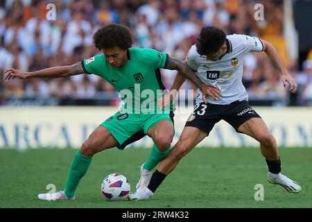 Valencia, Espagne. 16 septembre 2023. Axel Witsel (L) de l'Atletico de Madrid défie Fran Perez de Valence lors de leur match de football espagnol de la Liga à Valence, Espagne, le 16 septembre 2023. Crédit : Str/Xinhua/Alamy Live News Banque D'Images