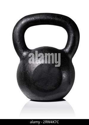 Kettlebell en fonte lourde et rugueuse isolé sur blanc avec réflexion naturelle Banque D'Images