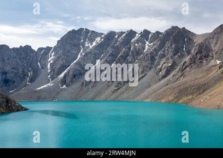 Lac Ala-Kul au Kyrhyzstan, montagnes Tien Shan Banque D'Images