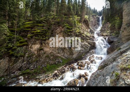 Cascade Barskon dans les montagnes de Tien Shan, Kirghizia Banque D'Images