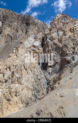 Cascade dans la vallée de Barskoon. Tien Shan, Kirghizia Banque D'Images