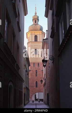 Vue à travers l'allée étroite dans la vieille ville sur la rue Clocher de l'église de Martin à Varsovie, Pologne Banque D'Images