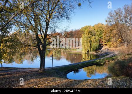 Parc Moczydlo paysage tranquille en automne, ville de Varsovie, Pologne Banque D'Images