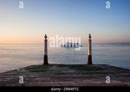 Columns Pier (portugais : Cais das Colunas) au bord du Tage au lever du soleil à Lisbonne, Portugal Banque D'Images