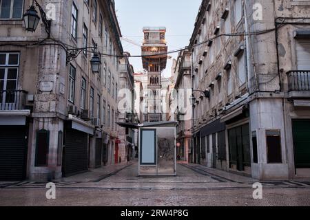 Ascenseur de Santa Justa (portugais : Elevador de Santa Justa) à Lisbonne, Portugal et un vieux appartements dans la partie Baixa de la ville Banque D'Images