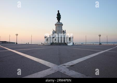 Statue du roi José I de 1775 à l'aube face au Tage sur la place du Commerce (place du Palais) (Portugais : Praca do Comercio) (Terreiro do Paco) Banque D'Images