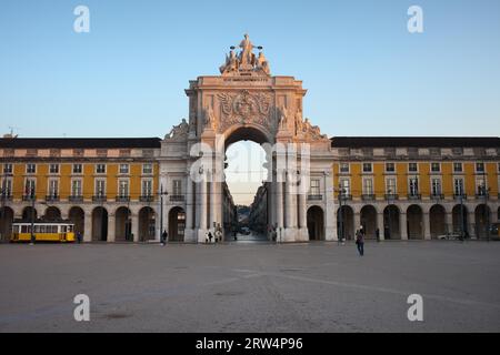 Rua Augusta Arch au lever du soleil à Lisbonne, Portugal. Vue depuis la place du Commerce (place du Palais) (Portugais : Praca do Comercio) (Terreiro do Paco) Banque D'Images