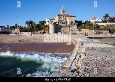 Pittoresque station balnéaire d'Estoril au Portugal, château, jetée et plage de sable au bord de l'océan Atlantique Banque D'Images